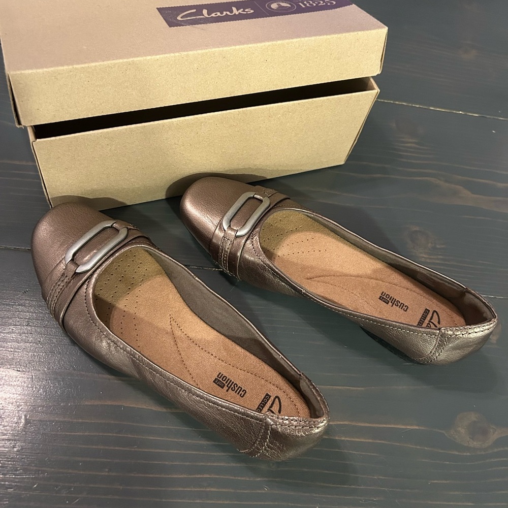 NWT Clarks flat shoes, bronze color, size 8.